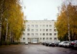 Parking przed budynkiem szpitala powiatowego w jesienny poranek