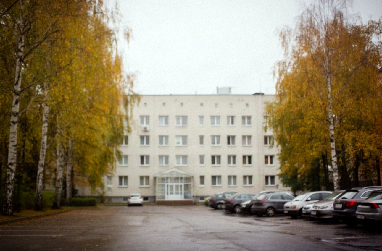 Parking przed budynkiem szpitala powiatowego w jesienny poranek
