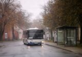 Niskopodłogowy autobus miejski przy przystanku z wiatą, pochmurny poranek w mazowieckim mieście powiatowym