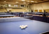 Stoły do tenisa stołowego w hali sportowej przed turniejem
