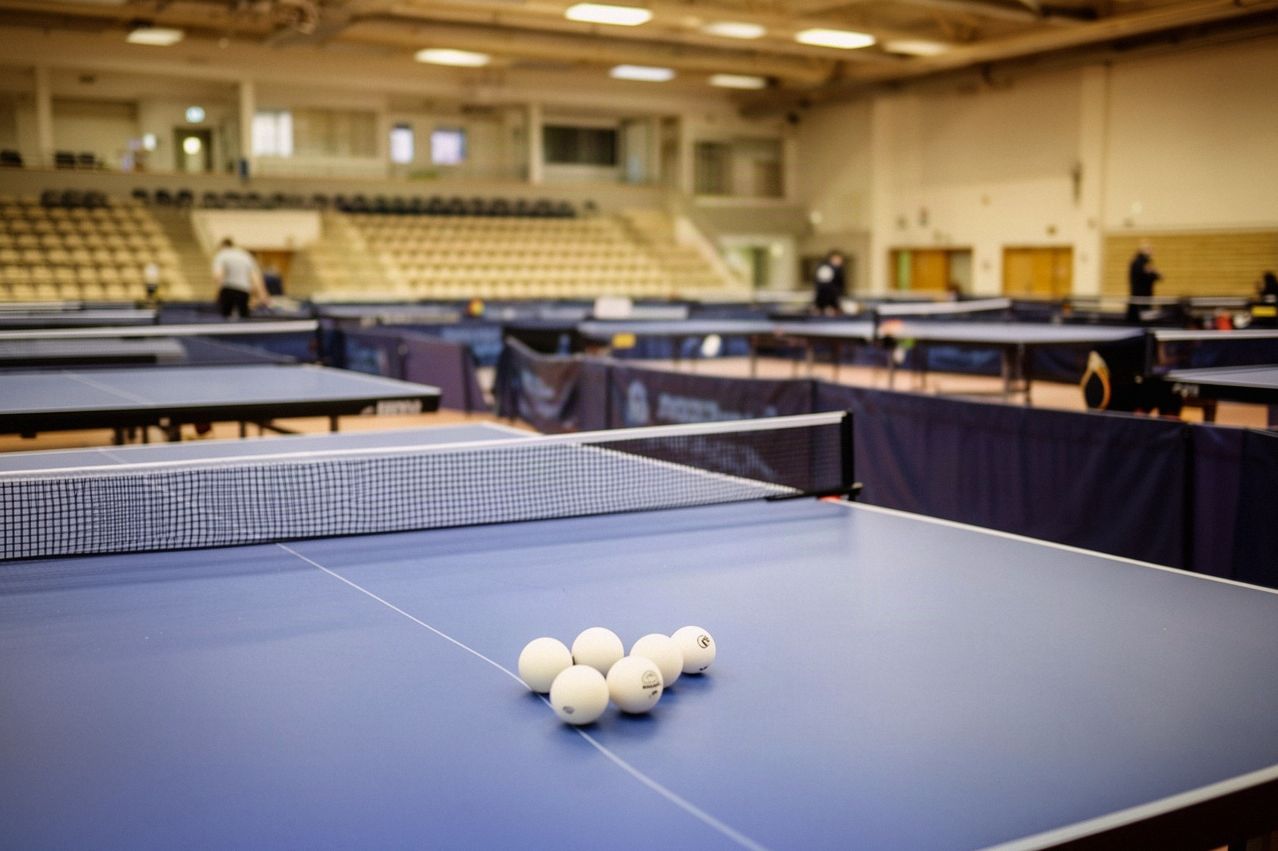 Stoły do tenisa stołowego w hali sportowej przed turniejem