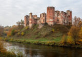 Ruiny zamku nad rzeką