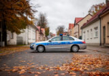 Radiowóz na ulicy małego miasta