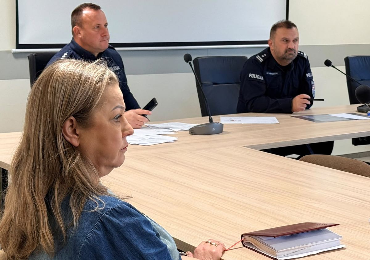 Spotkanie Policji z przedstawicielami samorządów i szkół