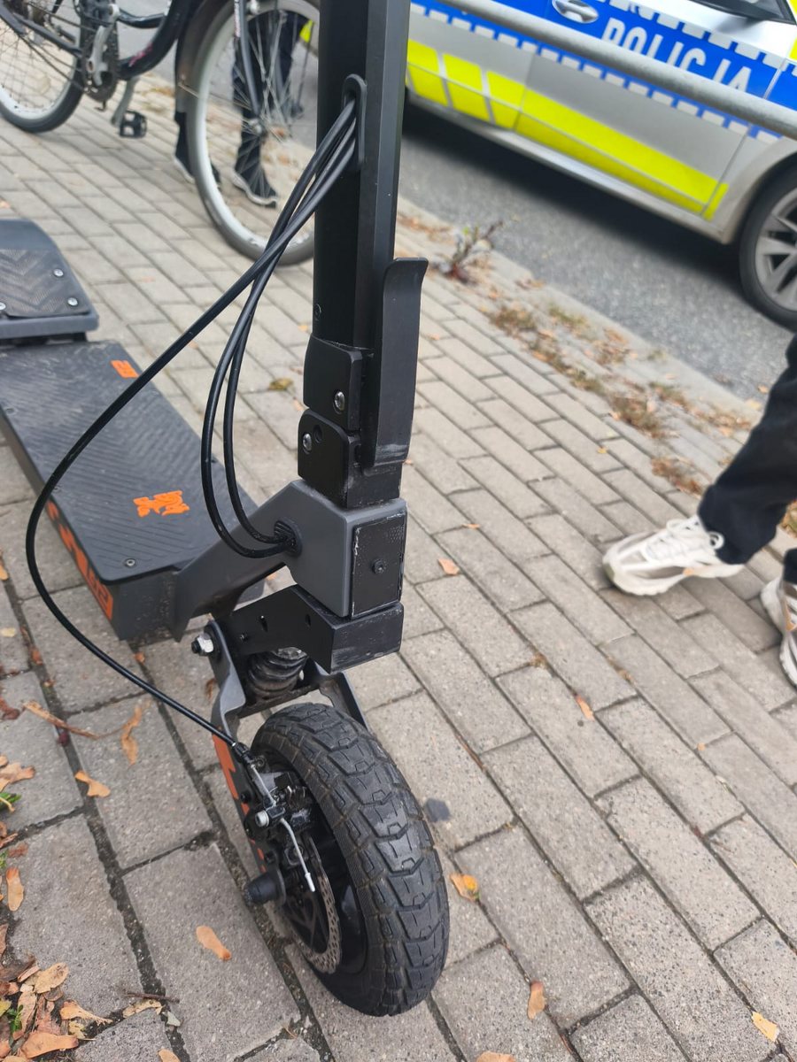 Hulajnoga elektryczna to nie zabawka, apel policji po zdarzeniu w Paprotni