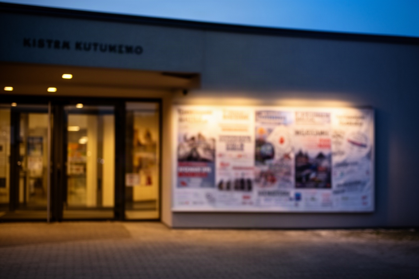 Wejście do ośrodka kultury wieczorem